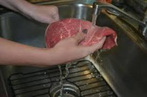 Почему нельзя мыть мясо